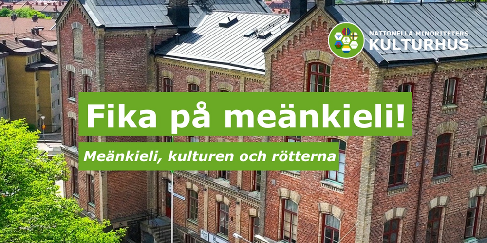 Röd tegelbyggnad med grön skylt: 'Fika på meänkieli! Meänkieli, kulturen och rötterna'.