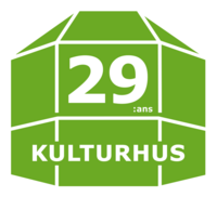 Grön logotyp med texten '29:ans KULTURHUS' i vit färg, formad som en polygon.