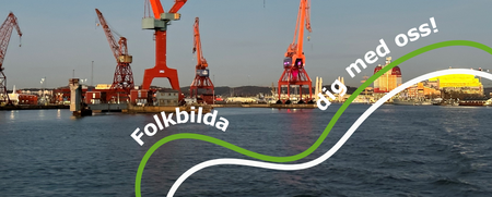 Flera stora hamnkranar vid vattnet i solnedgång, med texten 'Folkbilda dig med oss!' över bilden.