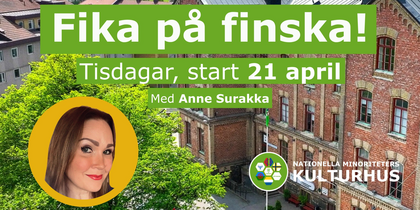 Affisch för 'Fika på finska' med start 21 april, mot bakgrund av en tegelbyggnad och grönska.