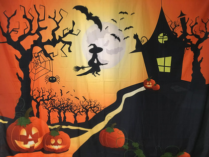 Halloweenlandskap med pumpor, häxa, katt, fladdermöss, spindel och kusligt hus.