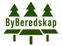 Logotyp med tre gröna granar och texten 'ByBeredskap' i grönt, samt tre stiliserade bord under texten.
