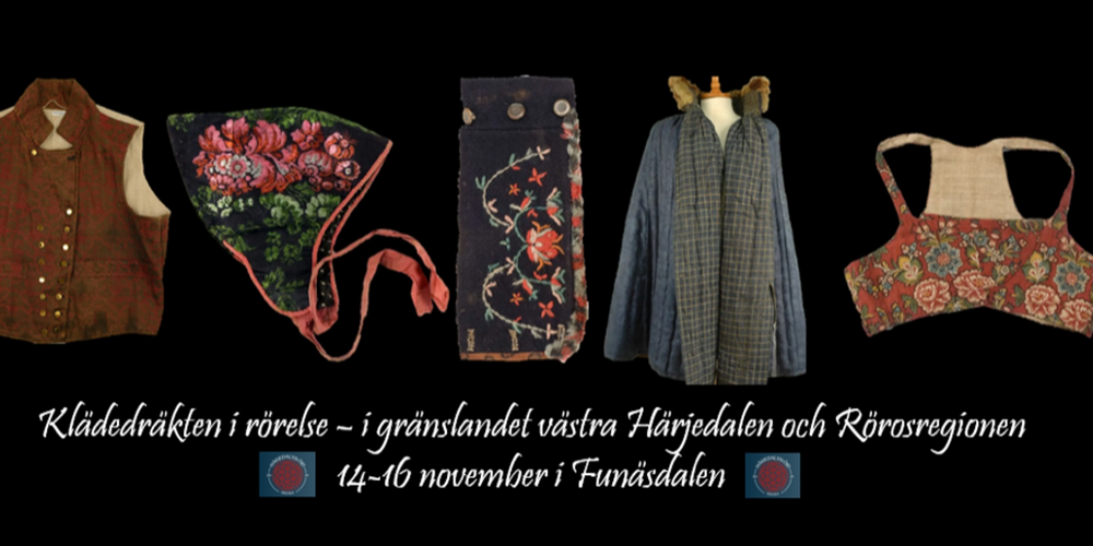 Fem traditionella klädesplagg från Härjedalen och Rørosregionen mot svart bakgrund med svensk text om en utställning.