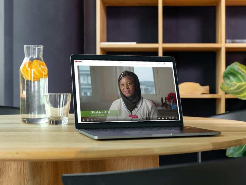 En laptop står på ett bord. På skärmen visas ett avsnitt av Lita på Sverige.