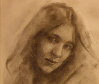 Kolteckning av en ung kvinnas ansikte med mjuka skuggor och slöja över huvudet.