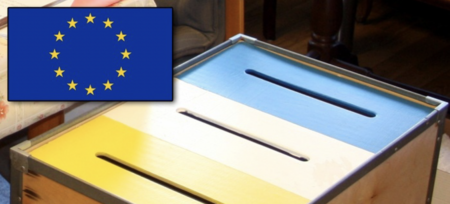 En valurna i blått, vitt och gult står på ett bord. EU-flaggan syns i övre vänstra hörnet.