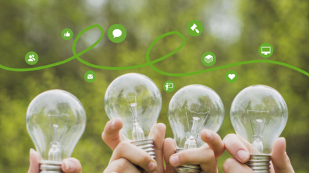 Fyra händer håller upp glödlampor mot en grön, suddig bakgrund med digitala ikoner ovanför.