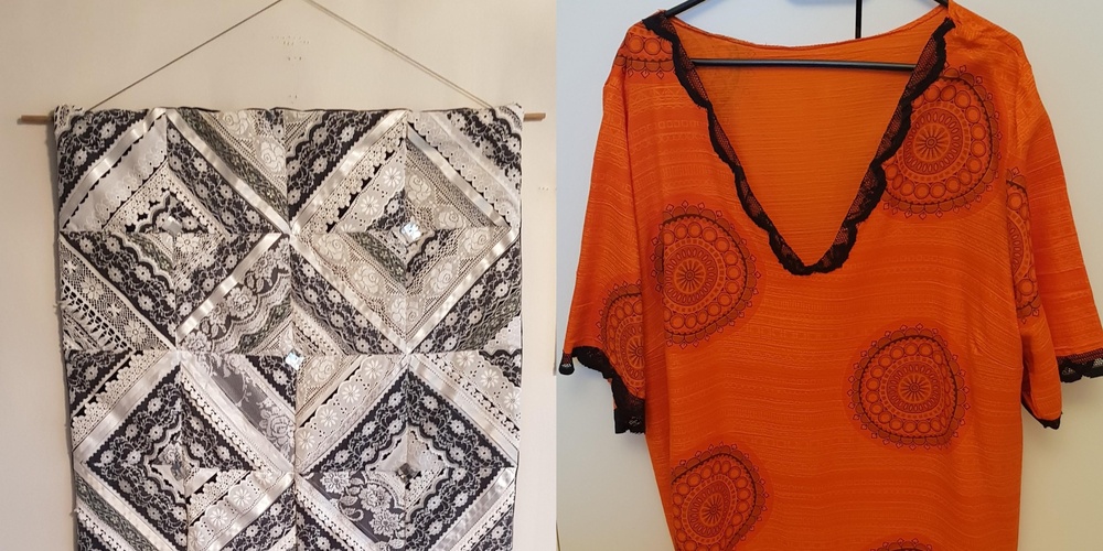 Två textilföremål: ett svartvitt lapptäcke och en orange tröja med mönster, hänger mot ljus bakgrund.