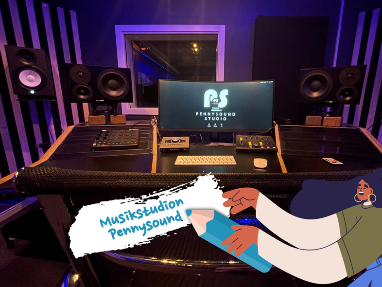 Musikstudio med dator, högtalare och mixerbord. Texten 'Musikstudion Pennysound' syns på en skylt.