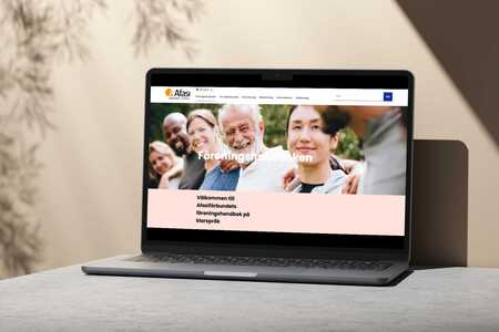 En laptop med Afasiförbundets hemsida på skärmen.