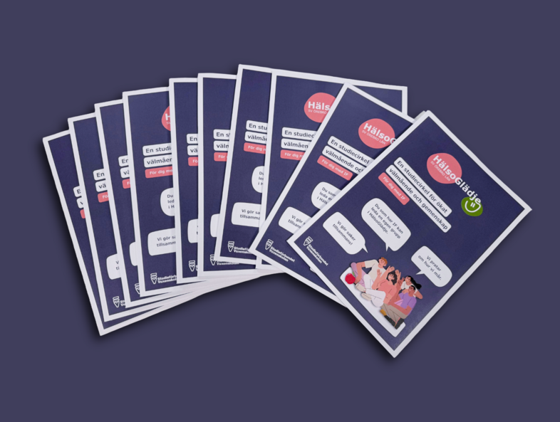 Flera informationsblad om en studiecirkel för ökat välmående och gemenskap, med blå bakgrund och illustration av personer.