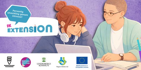 Två tecknade personer sitter vid ett bord med dator och anteckningar, omgiven av logotyper och text på svenska.