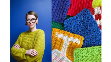 Person i gul virkad tröja står med armarna i kors mot blå bakgrund. Färgglada virkade lappar visas bredvid.