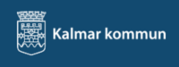 Logotyp för Kalmar kommun med vit text och vapensköld på blå bakgrund.
