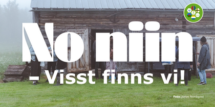 Texten 'No niin – Visst finns vi!' över en bild av en gammal träbyggnad med människor utanför.