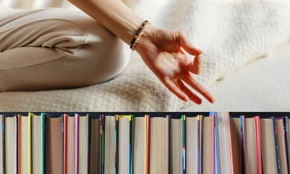 En person sitter i meditationsställning på en filt, underdelen visar en rad böcker uppställda med ryggarna nedåt.