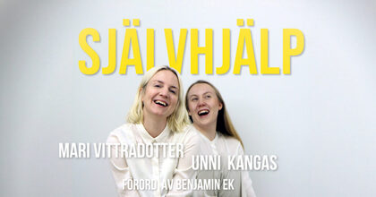 Två personer i vita skjortor sitter mot en ljus bakgrund med texten 'SJÄLVHJÄLP' ovanför.