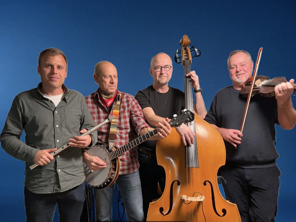 Fyra män står mot en blå bakgrund och spelar olika musikinstrument: tvärflöjt, banjo, kontrabas och fiol.