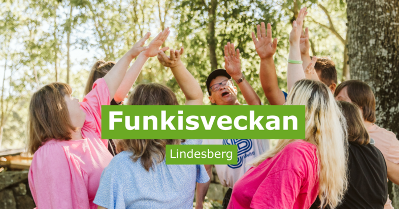 En grupp människor utomhus gör high-five tillsammans under ett evenemang med texten 'Funkisveckan Lindesberg'.