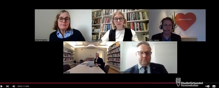 Fem personer deltar i ett digitalt videomöte, fyra syns i närbild och en i ett bibliotek.