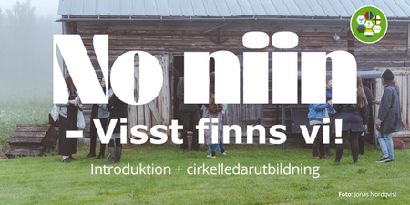 Grupp människor står utanför en gammal träbyggnad på landet med texten 'No niin – Visst finns vi!'.