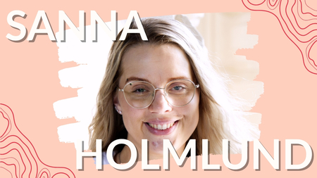 Porträtt av en leende kvinna med glasögon mot en ljus bakgrund, med texten 'Sanna Holmlund'.