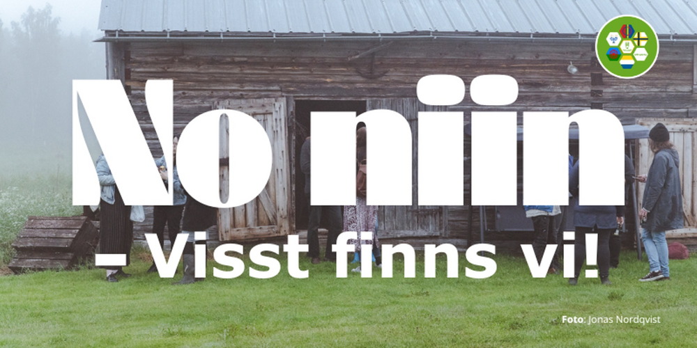 Texten 'No niin – Visst finns vi!' över en bild av en gammal träbyggnad med människor utanför.