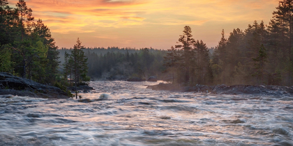 Omslag med en forsande älv i skogsmiljö vid solnedgång, texten 'Studiehandledning Vatten Land'.