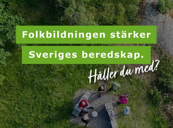 Foto taget uppifrån visar sex personer som står utomhus omgivna av skog och grönska. Över bilden står det skrivet i vitt, mot grön bakgrund: Folbildningen stärker Sveriges beredskap. Håller du med?