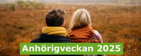 Två personer med ryggarna mot kameran kramas och ser ut över ett höstlandskap. Text om Anhörigveckan 2025.