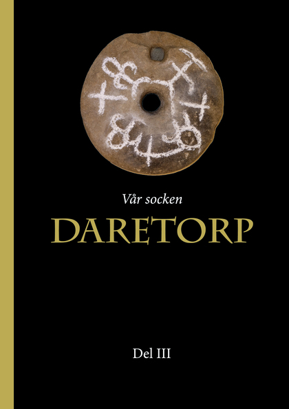 Bokomslag med en rund sten med vita symboler, texten 'Vår socken DARETORP Del III' på svart bakgrund.