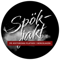 Svart cirkel med texten 'Spökjakt' och 'På historiska platser i Bergslagen' i vitt och rött.