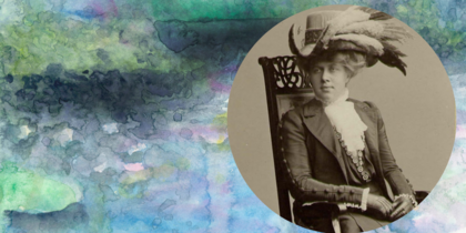 Gammalt foto av kvinna i hatt med fjädrar, sittande på stol mot akvarellfärgad bakgrund.