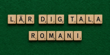 Scrabblebrickor på grön filt bildar texten 'Lär dig tala romani'.