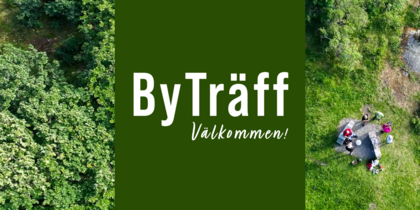 Flygbild av en grönskande park med människor vid ett picknickbord och texten 'ByTräff Välkommen!' i mitten.