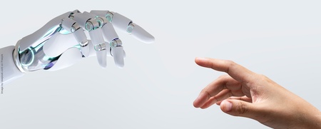 En robotisk hand och en mänsklig hand sträcker sig mot varandra mot en ljus bakgrund.
