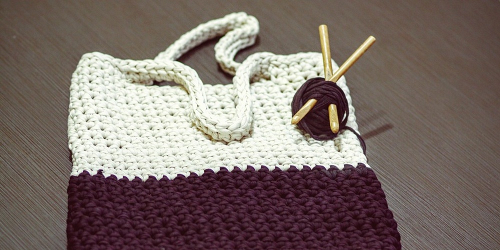 virkad väska i vitt och plommonlila