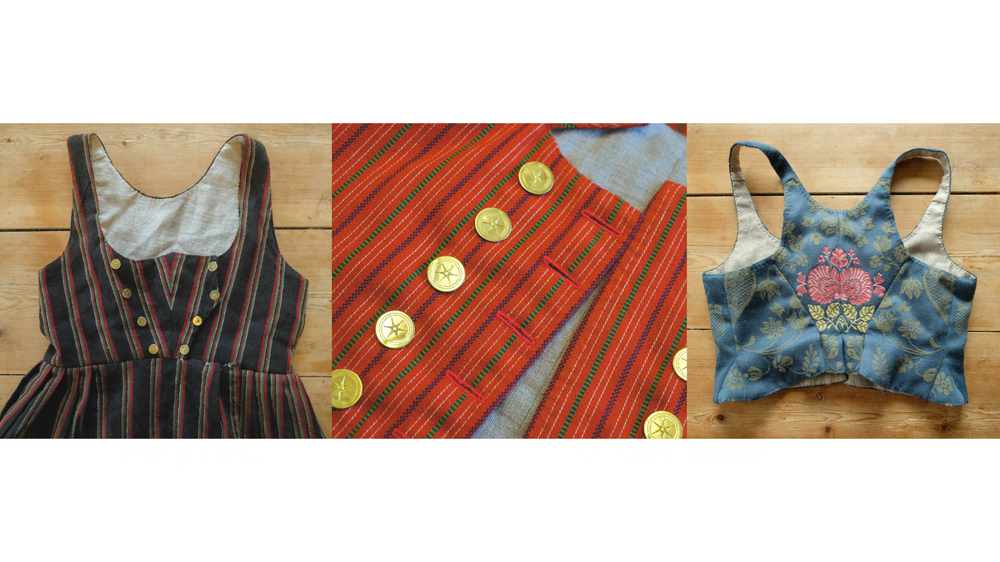 Tre traditionella västliv i olika färger och mönster, liggande på ett trägolv.