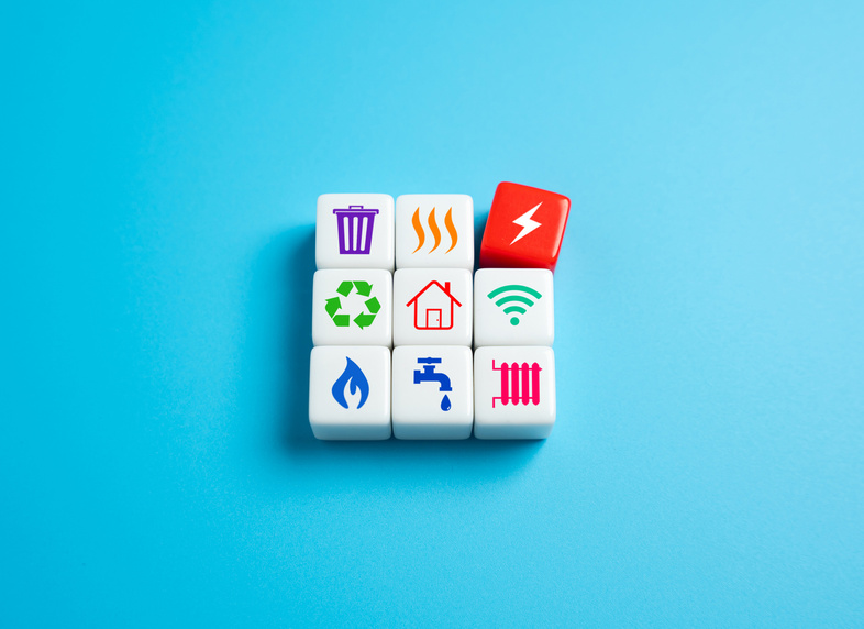 Nio kuber med ikoner för el, vatten, värme, återvinning och andra hushållstjänster på blå bakgrund.