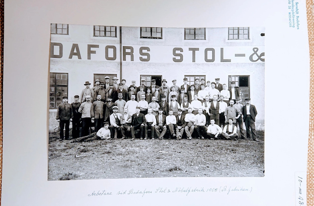 Gruppfoto av fabriksarbetare framför Bodafors Stol- &amp; Möbelfabrik 1905.