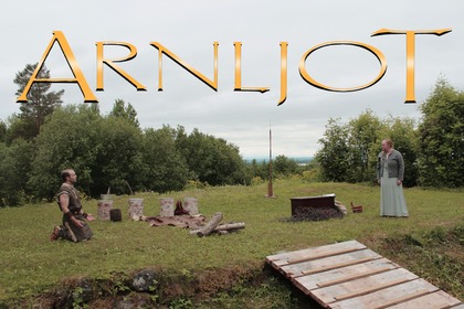 Två personer i historiska kläder står på en gräsmatta med texten 'Arnljot' ovanför dem.