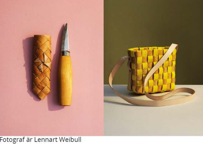 En träsnidad kniv med fodral och en liten flätad väska ligger mot färgade bakgrunder.