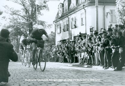 Cykellopp på kullerstensgata med publik, 1950-tal, Huskvarna, Sverige.