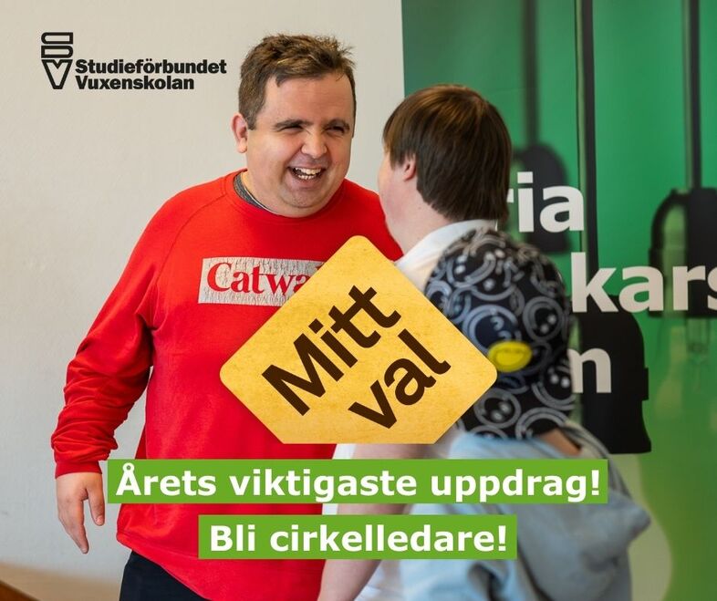 Två personer samtalar vid en informationsskylt om att bli cirkelledare hos Studieförbundet Vuxenskolan.