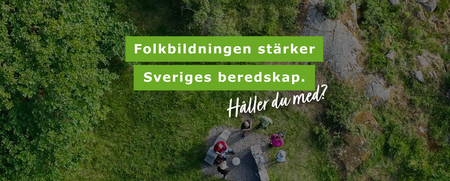 Foto taget uppifrån visar sex personer som står utomhus omgivna av skog och grönska. Över bilden står det skrivet i vitt, mot grön bakgrund: Folbildningen stärker Sveriges beredskap. Håller du med?