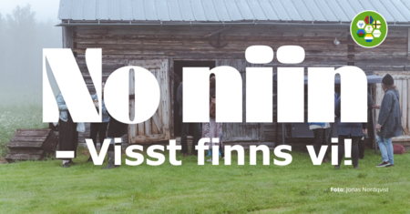 Texten 'No niin – Visst finns vi!' över en bild av en gammal träbyggnad med människor utanför.