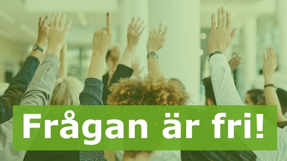 Flera personer räcker upp händerna i ett ljust rum. Texten 'Frågan är fri!' syns över bilden.
