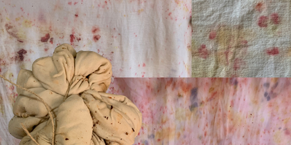 Färgglada tygstycken med fläckar och två ihopknutna tygpaket, troligen för batikfärgning.