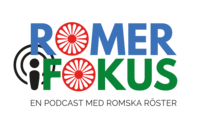 Logotyp för podcasten 'Romer i Fokus' med färgglad text, romska hjul och texten 'En podcast med romska röster'.