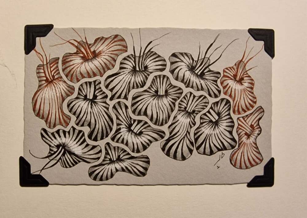 Abstrakt teckning av organiska former med svarta och bruna linjer på grått papper, inramad med svarta hörn.